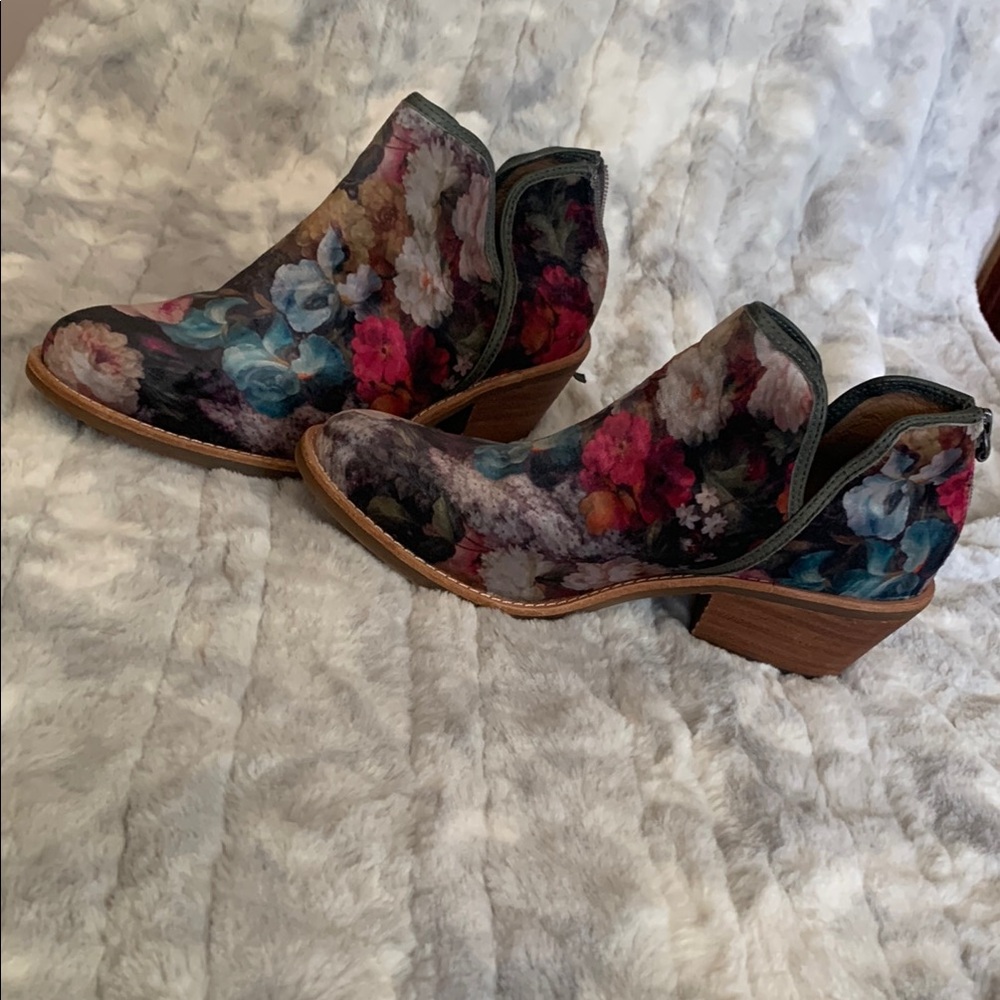 Sofft floral Ankle Boots with Classic Style